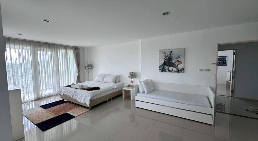 Image of Deluxe Double Room with Balcony 3
