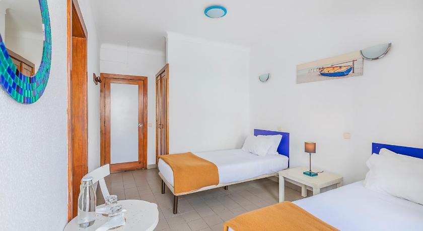 Image of Twin Room with Private Bathroom 1