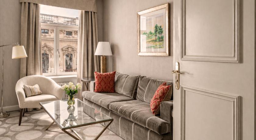 Image of Deluxe Suite King 0