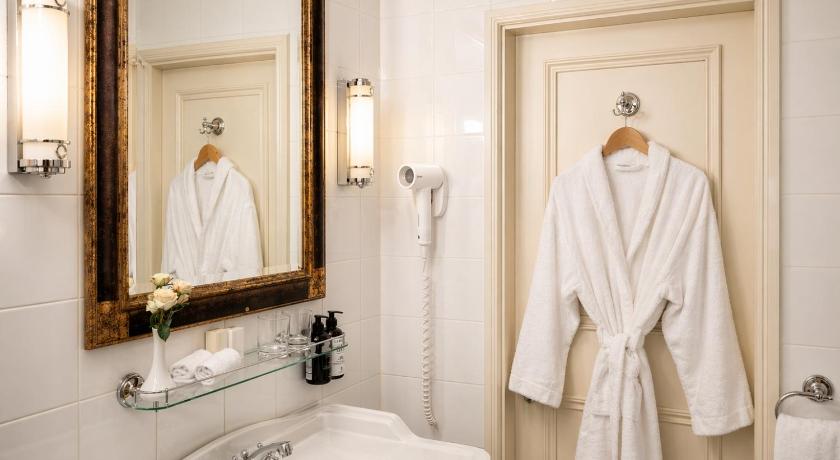Image of Deluxe Room 8