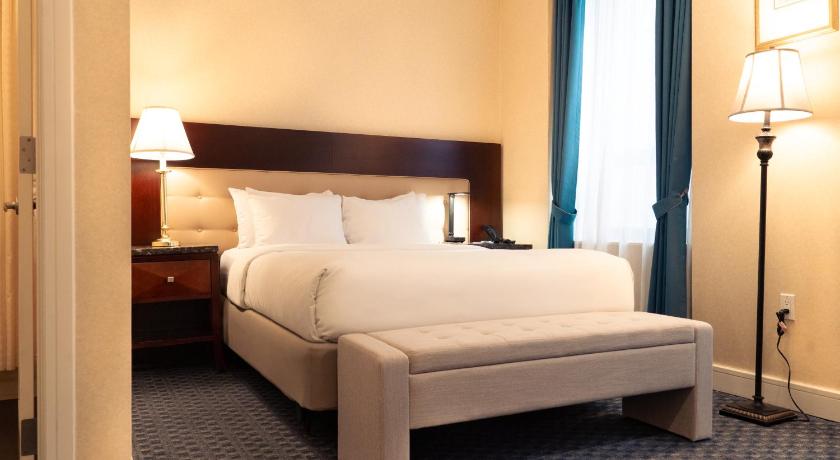 Image of 1 Queen Bed 5