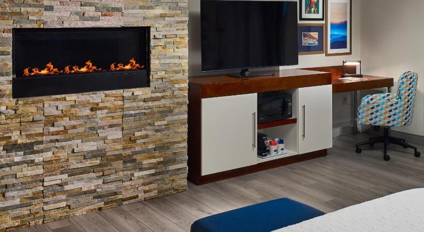 Image of 1 King W/Sfbd/Mic/Fridge Fireplace Ns 4
