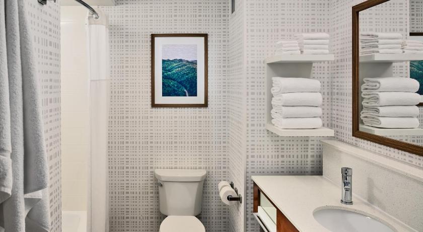 Image of 2 QUEEN MOB ACC TUB STUDIO W/BALCONY NS 2