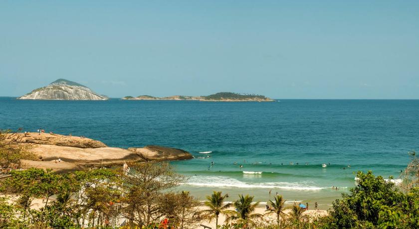 a large body of water with a beach, Arena Ipanema Hotel in Rio De Janeiro