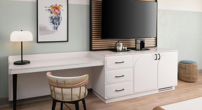 Image of One-Bedroom King Suite with Sofa Bed and Pool View - Mobility Accessible with Roll-In Shower 8