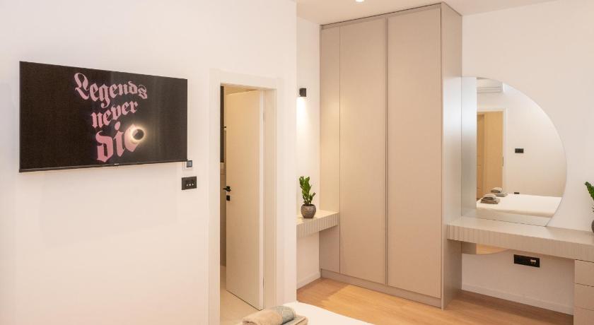 Image of Premium Three-Bedroom Apartment with Balcony 13