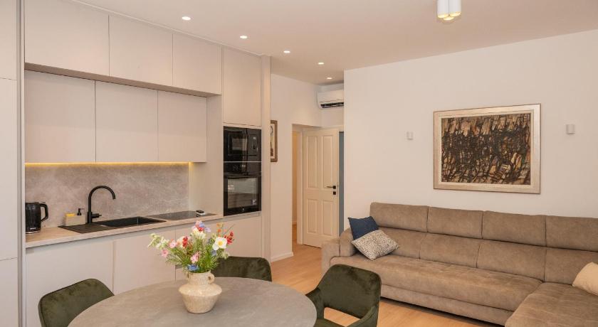 Image of Premium Three-Bedroom Apartment with Balcony 14