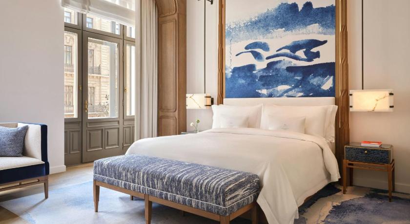 Image of Deluxe King Room with City View 0