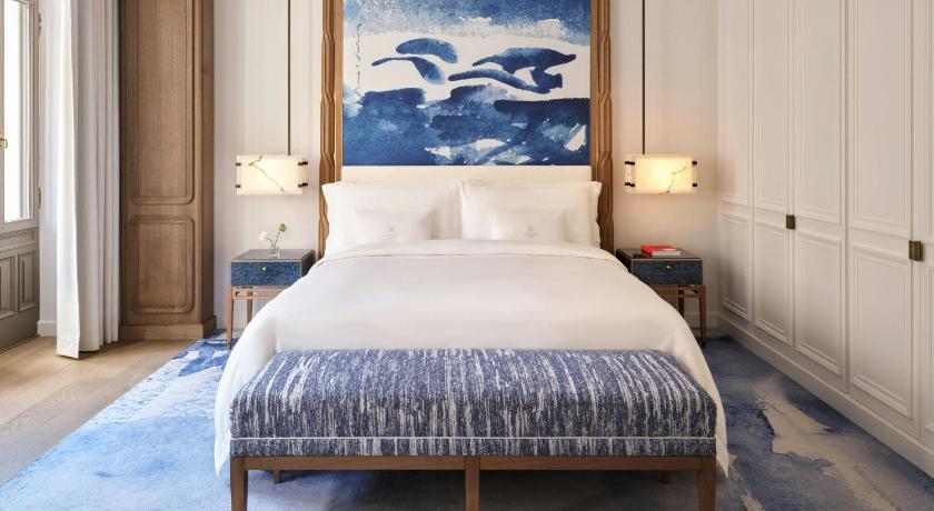 Image of Deluxe King Room with City View 1