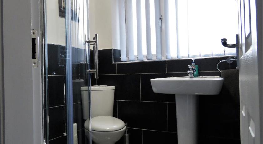 StayNEC Moat House Birmingham - For Company, Contractor and Leisure Stays - NEC, HS2, JLR, Airport photo