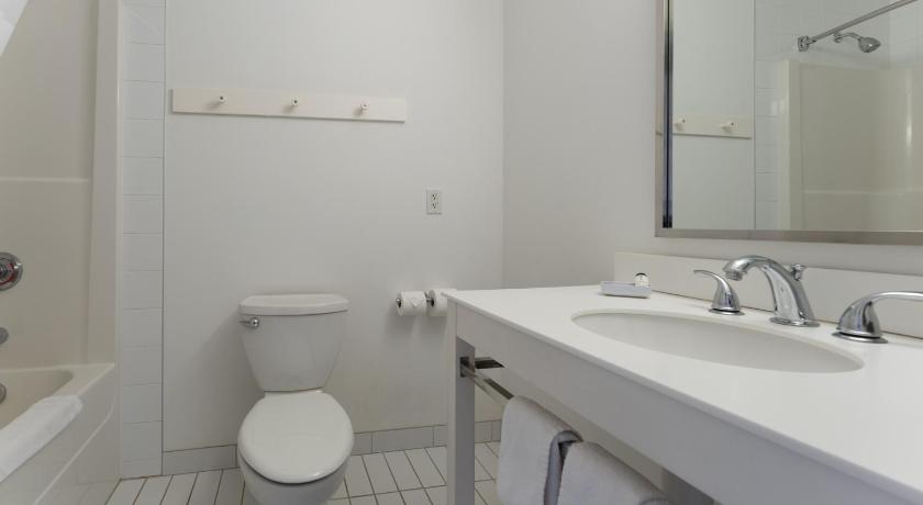 Image of One Bedroom Queen Suite with Mini Kitchenette 11