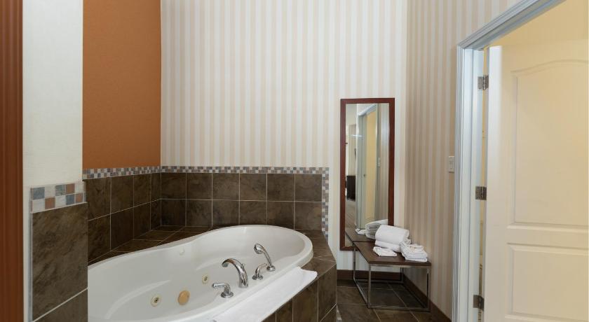 Image of Suite, 1 King, Alternate bed: sofa bed 6