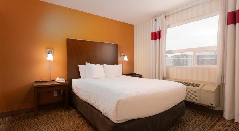 Image of One Bedroom Queen Suite with Mini Kitchenette 4