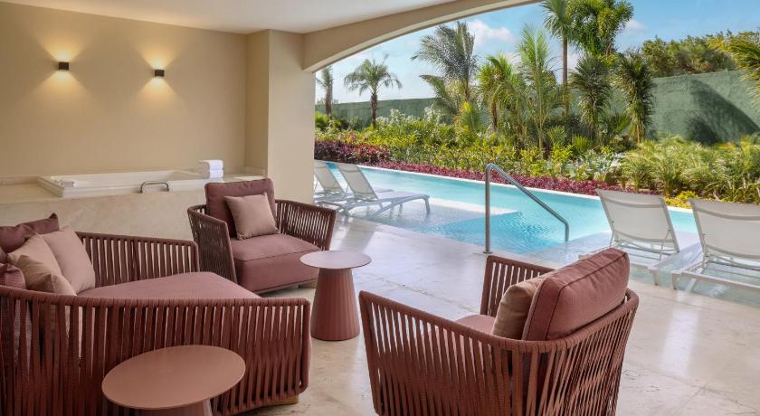 Image of Grand Four Bedroom Swim-up Villa 9