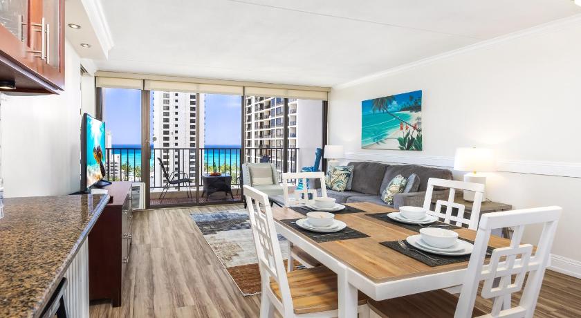 17Fl Waikiki escape with pool & beach access