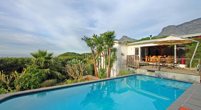 Cape Paradise Lodge and Apartments photo