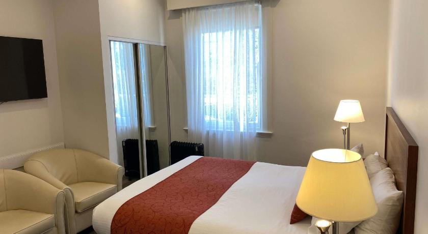 Image of Standard Queen Room with Single Bed 1