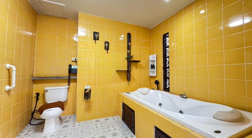 Image of Deluxe Double Room with Bath 2