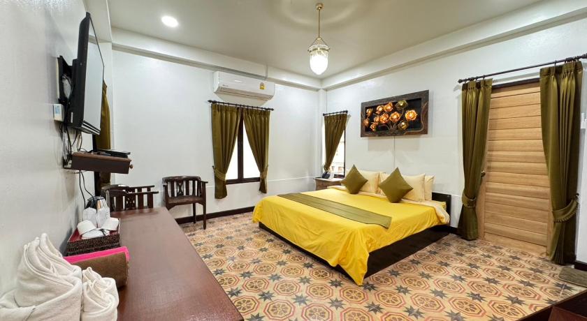 Image of Deluxe Double Room with Bath 5