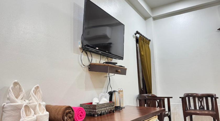Image of Deluxe Double Room with Bath 6