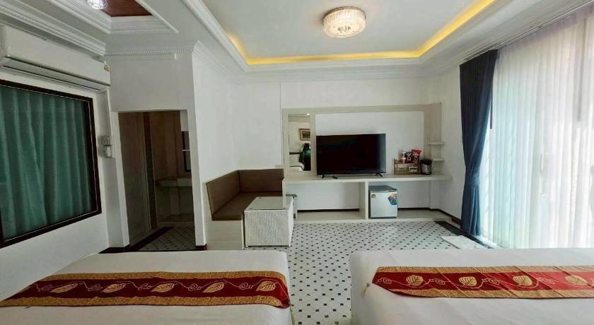 Image of Family Room with Garden View 6