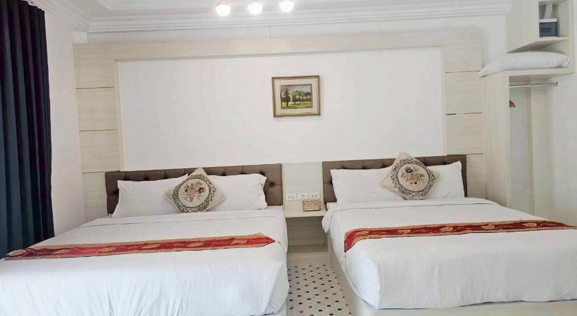 Image of Family Room with Garden View 4