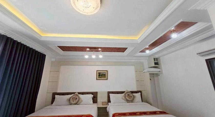 Image of Family Room with Garden View 3