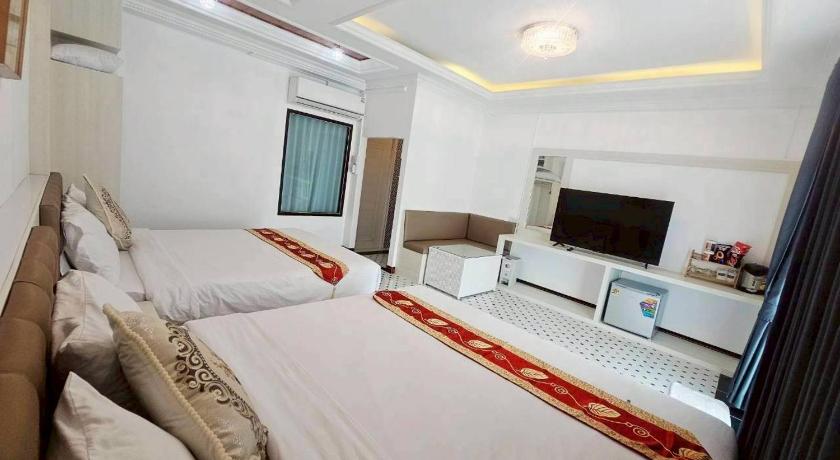 Image of Family Room with Garden View 7