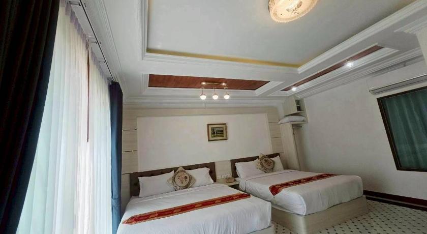 Image of Family Room with Garden View 1