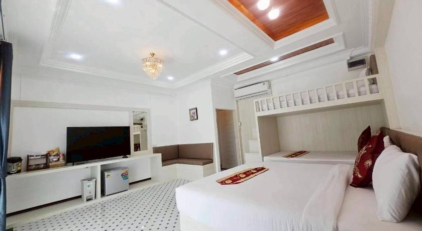 Image of Standard Family Room 7