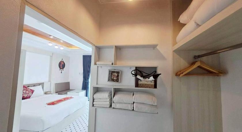 Image of Standard Family Room 8