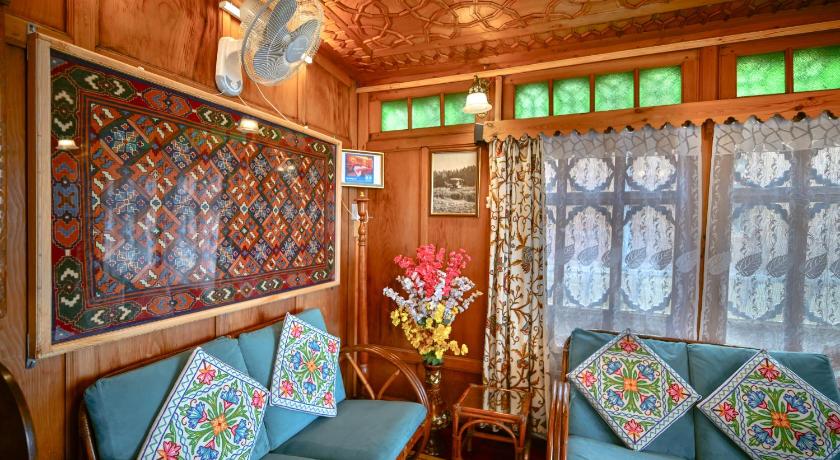 Lily Of  The World Houseboat - image 13