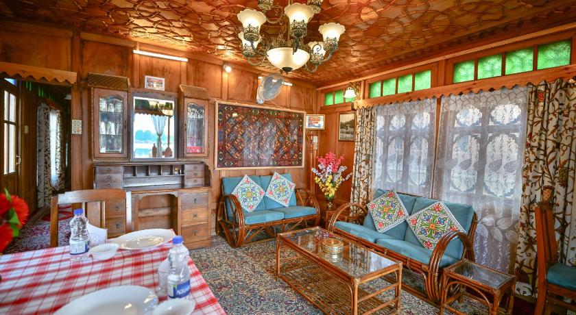 Lily Of  The World Houseboat - image 5