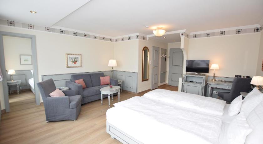 Image of Large Triple Room with Balcony 3