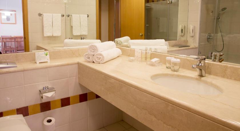 Image of Family Suite with Pool View 2