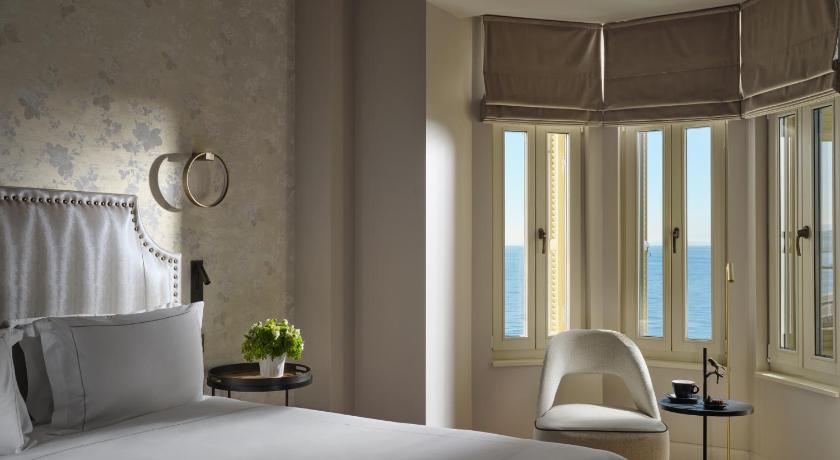 Image of Junior Suite Sea Front Oriel 11