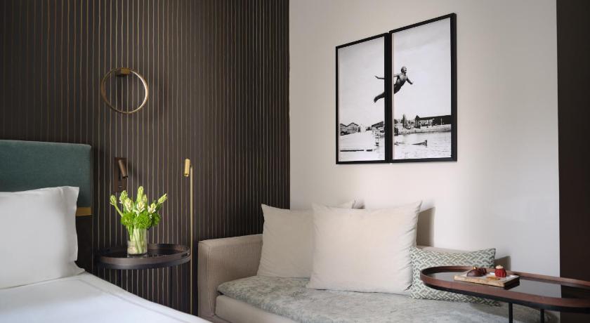 Image of Courtyard Executive Room 11