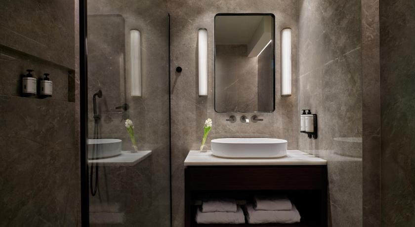 Image of Courtyard Executive Room 8