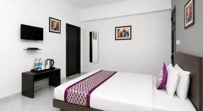 ACE Plaza Hotel - image 2