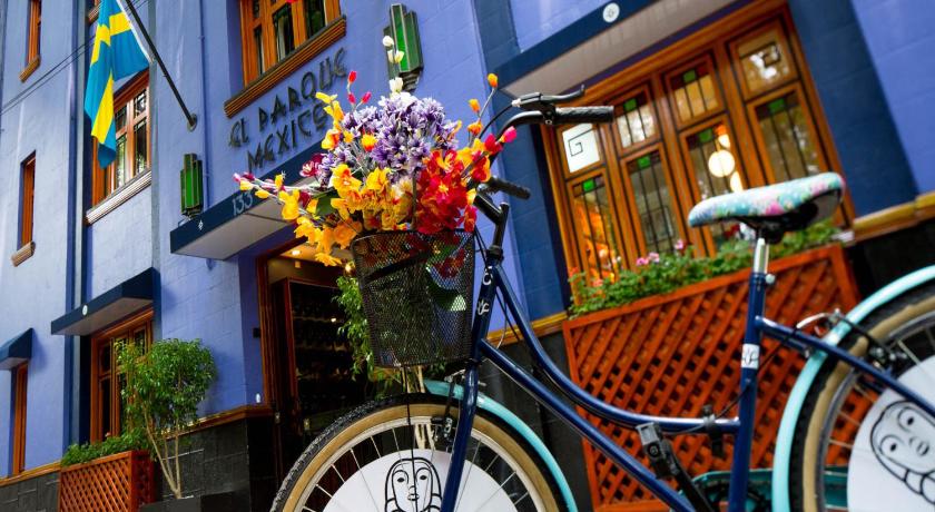 a bicycle with a basket of flowers on top of it, Hotel Parque Mexico Boutique in Mexico City
