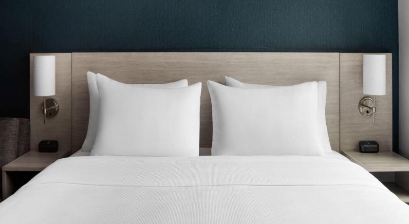 Image of 1 King Bed 0