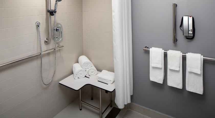 Image of Accessible King Bedrollin Shower 2