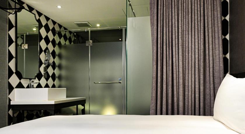 Image of Classic Twin Room - No Window 9