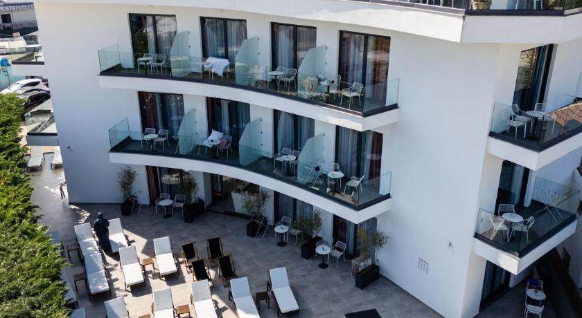 Blue Eye Hotel
