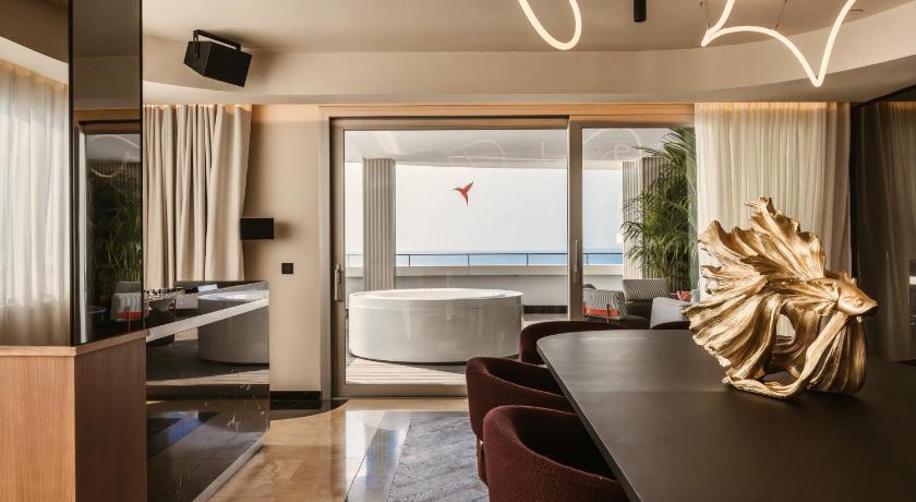 Image of Suite - I'm on Top of The World - Entrance to Ushuaia Club Included 6