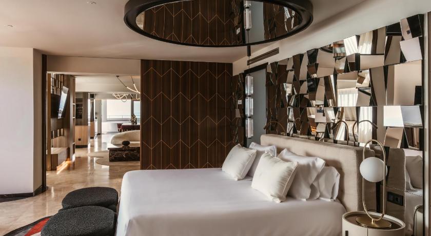 Image of Suite - I'm on Top of The World - Entrance to Ushuaia Club Included 0