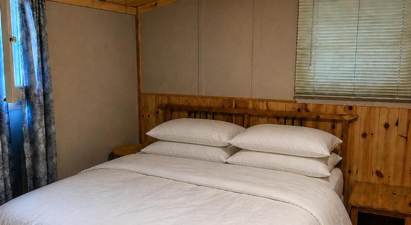 Image of Three-Bedroom Cottage 5