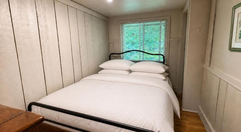 Image of Three-Bedroom Cottage 5
