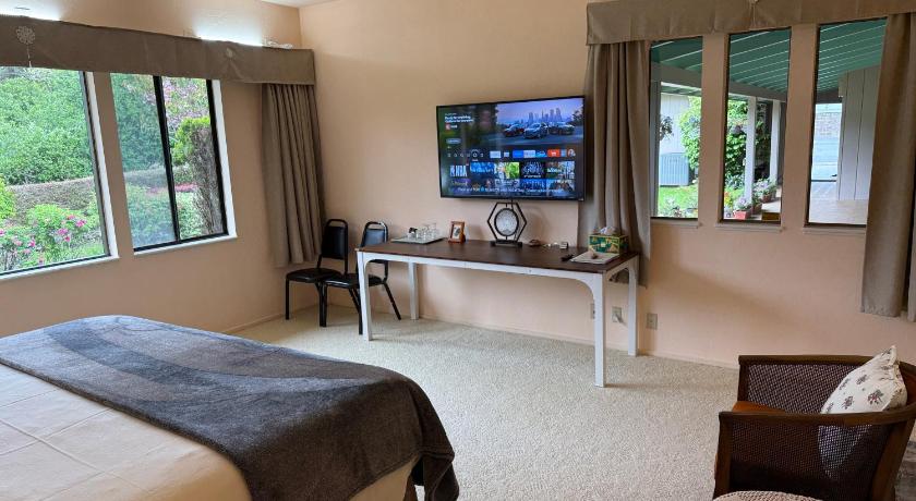 Image of Deluxe Queen Room 7