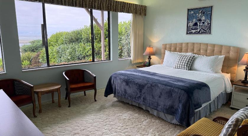 Image of Deluxe Suite with Sea View 9